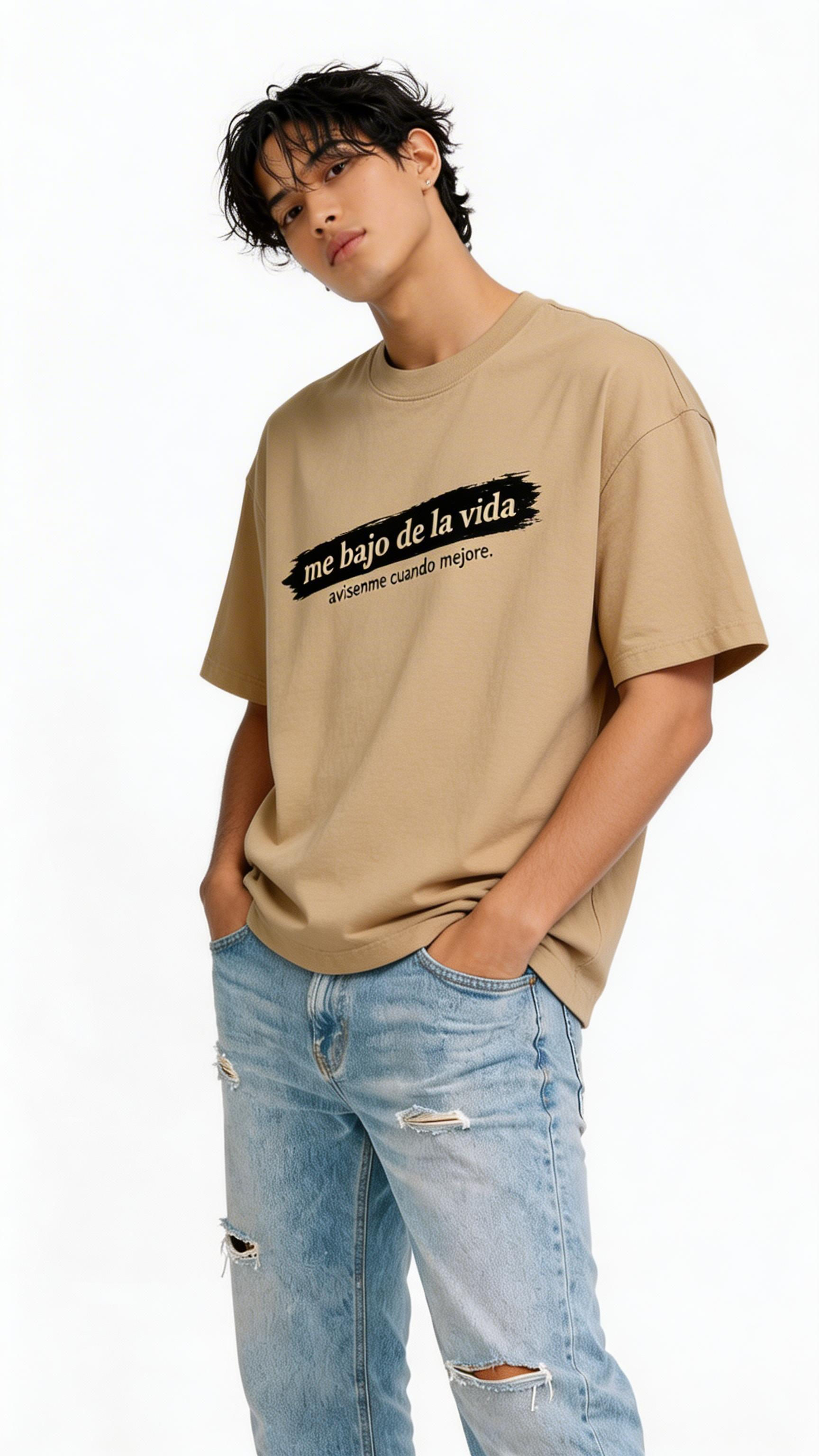 male model wearing oversized beige graphic streetwear t-shirt me bajo de la vida aviseme cuando mejore design urban streetwear outfit